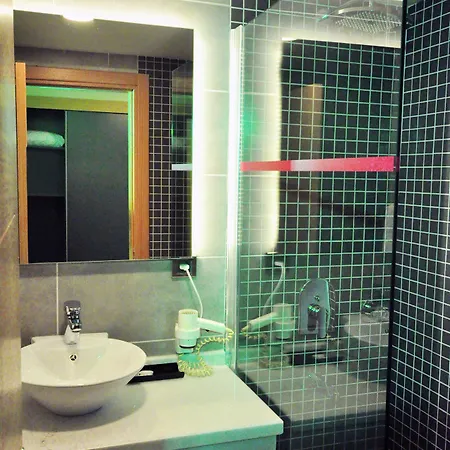Osaka Airport Otel 3*